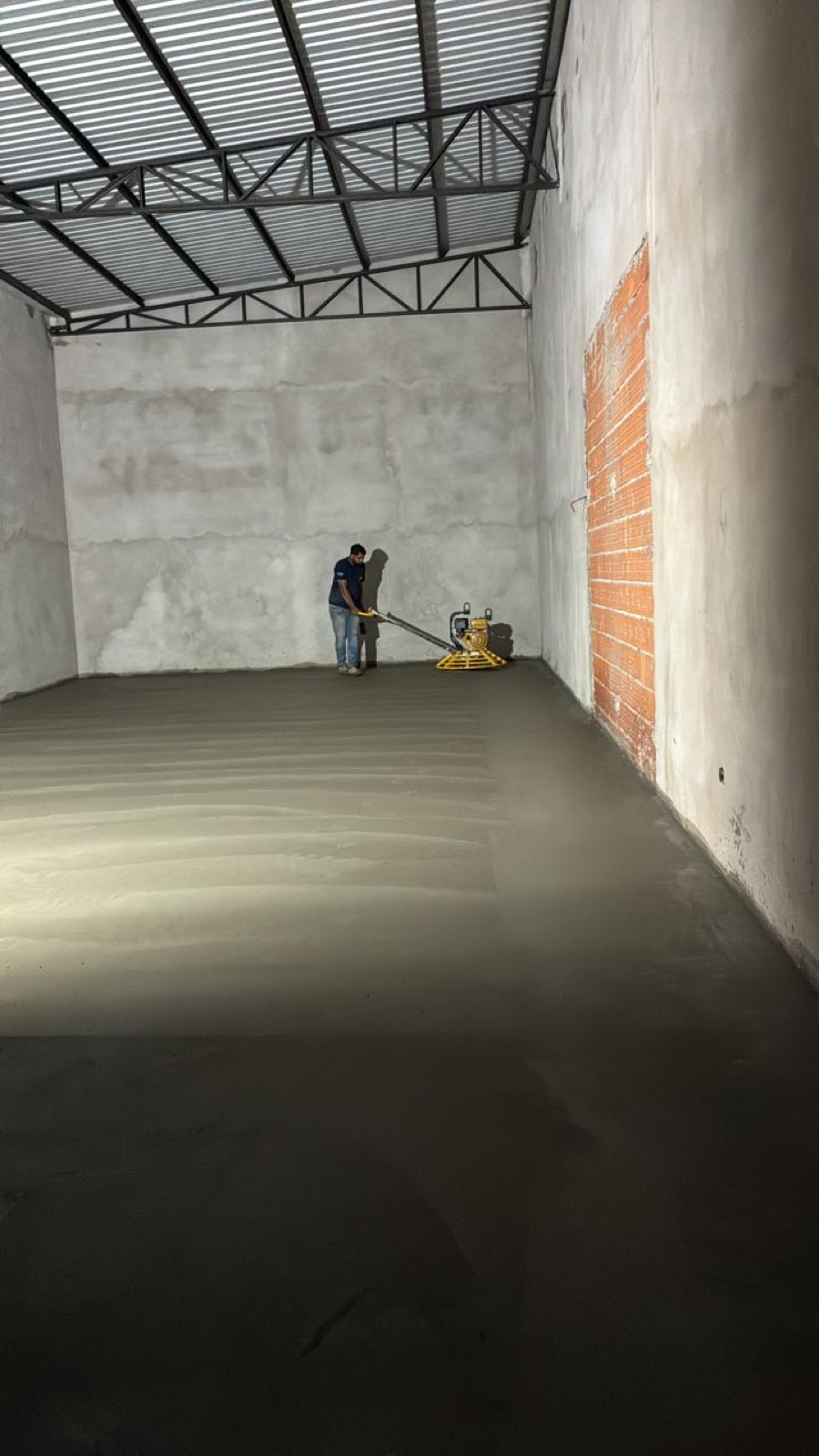 acabamento desempenado de piso de concreto com alisadora