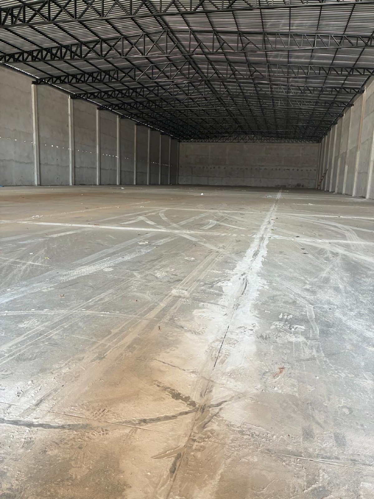 piso industrial de concreto em galpão logístico