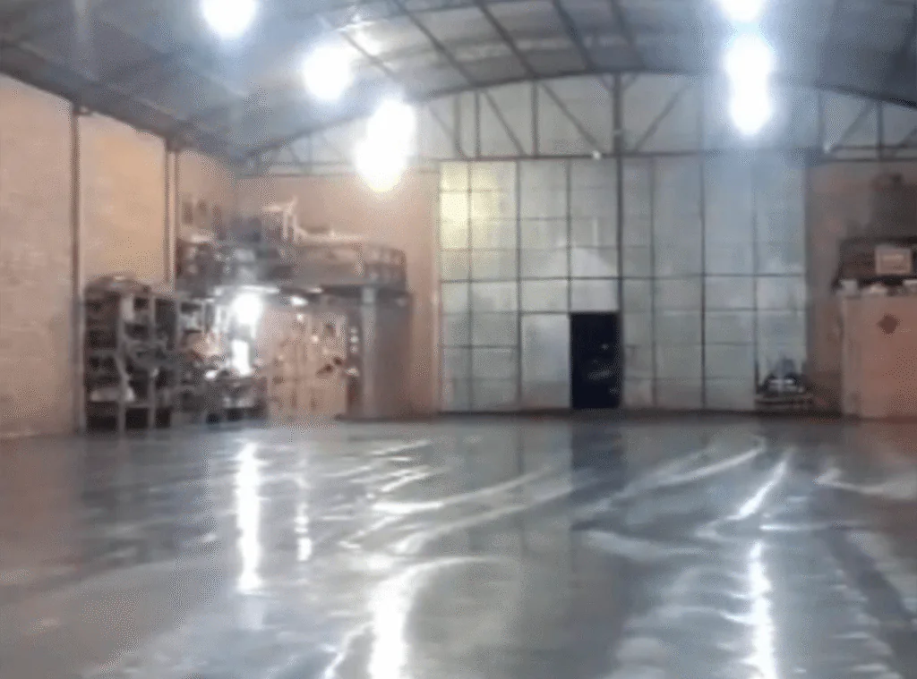 Piso em concreto com acabamento queimado e polido